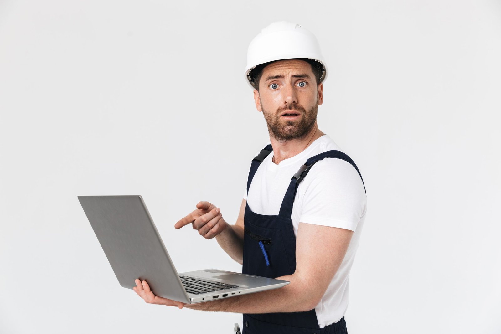 Un artisan tenant un ordinateur portable reconditionné, ayant profiter de l'offre spécial artisan chez relife pc